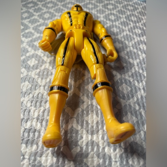 Power Ranger Mystic Force Yellow and Black Action Figure (2006) - Picture 2 of 5